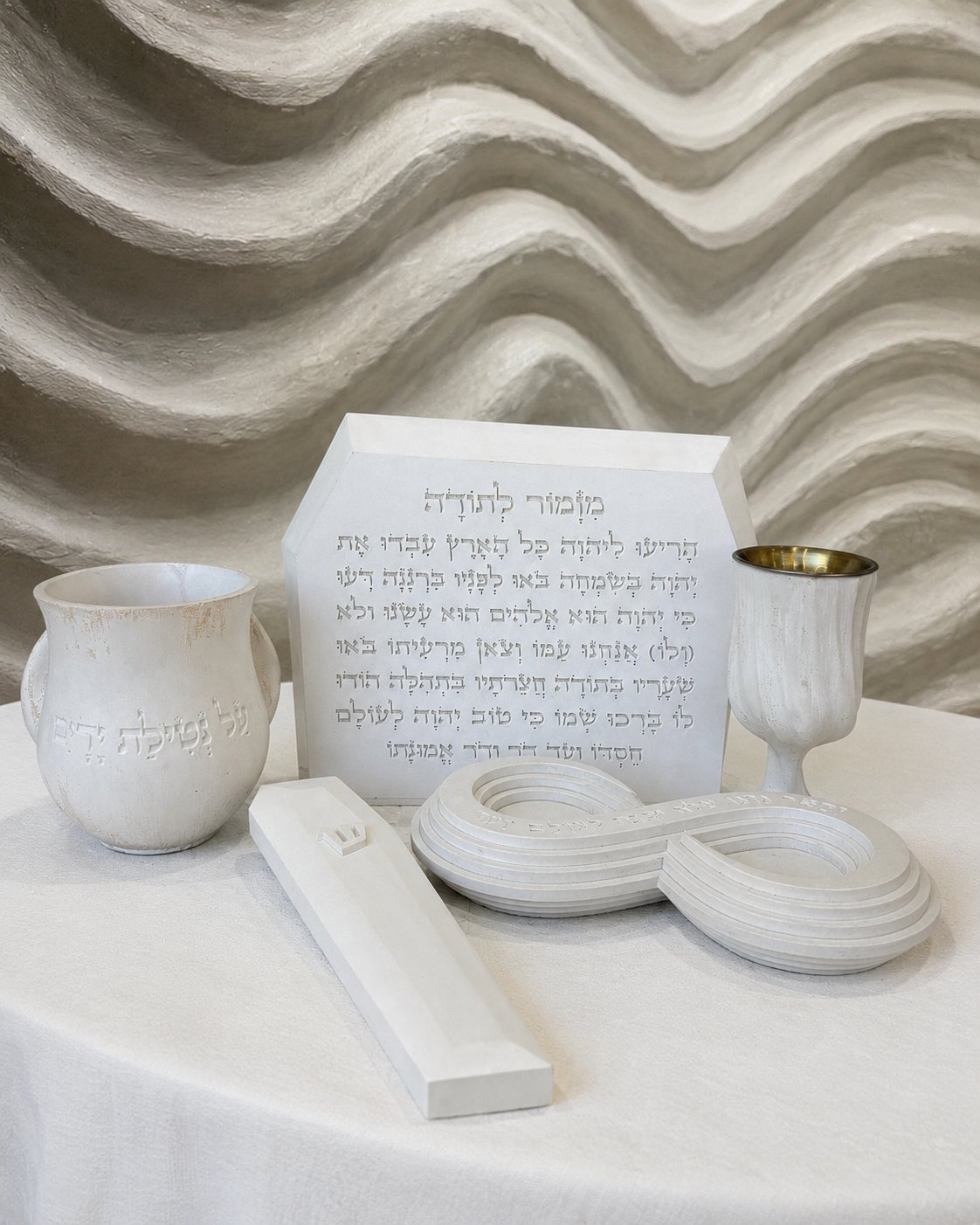 סט תשמישי קדושה מבטון בעבודת יד: נטלה, גביע קידוש, מזוזה וכלי הבדלה